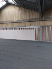 Cloisonnement grande hauteur entre le magasin et les locaux sociaux